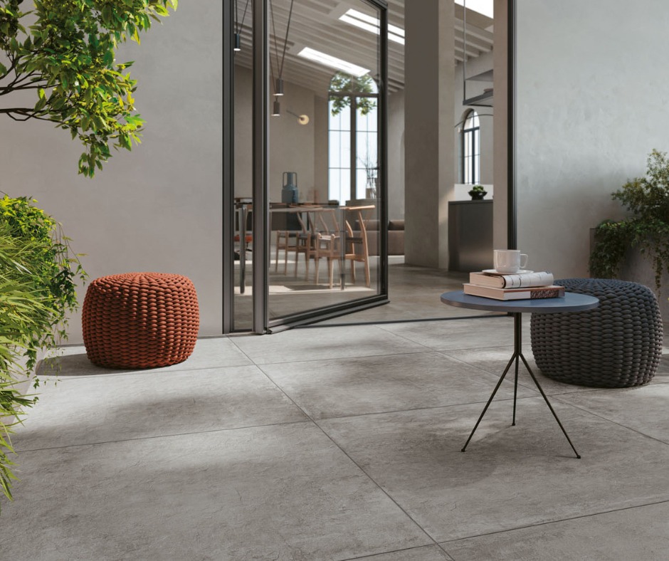 terrase ouverte sur l'intérieur d'une maison avec carrelage grands carreaux